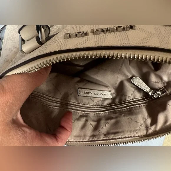 Michael Kors Coraline Medium Logo Messenger Bag - Picture 5 of 8